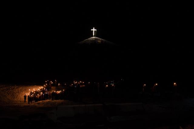 (Foto) Cu Steagul României și cu torțe aprinse – studenții au sărbătorit la Mănăstirea Putna încheierea Anului Centenar (Foto) Cu Steagul României și cu torțe aprinse – studenții au sărbătorit la Mănăstirea Putna încheierea Anului Centenar