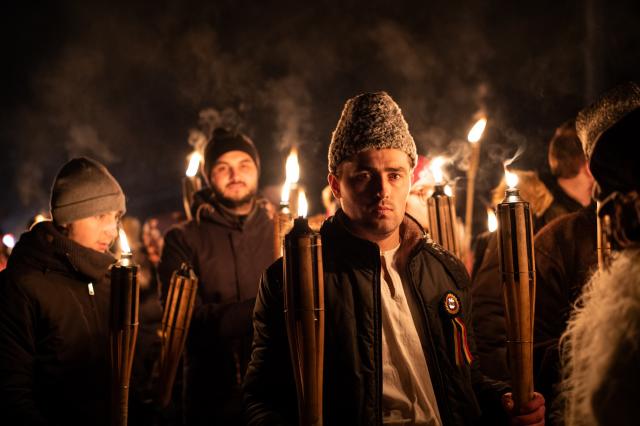 (Foto) Cu Steagul României și cu torțe aprinse – studenții au sărbătorit la Mănăstirea Putna încheierea Anului Centenar (Foto) Cu Steagul României și cu torțe aprinse – studenții au sărbătorit la Mănăstirea Putna încheierea Anului Centenar