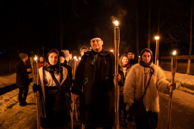 (Foto) Cu Steagul României și cu torțe aprinse – studenții au sărbătorit la Mănăstirea Putna încheierea Anului Centenar (Foto) Cu Steagul României și cu torțe aprinse – studenții au sărbătorit la Mănăstirea Putna încheierea Anului Centenar