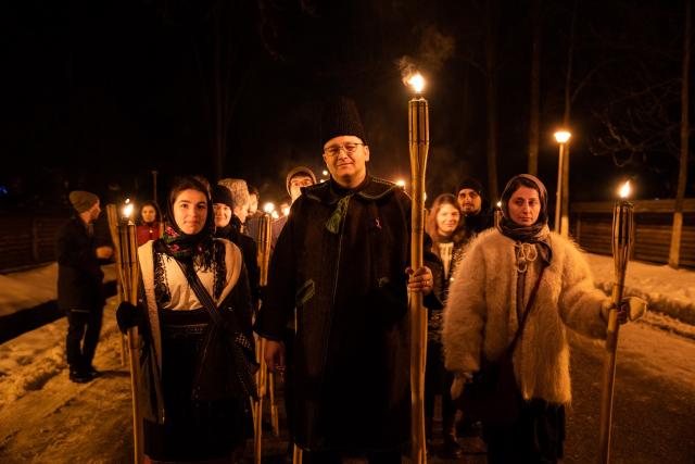 (Foto) Cu Steagul României și cu torțe aprinse – studenții au sărbătorit la Mănăstirea Putna încheierea Anului Centenar 