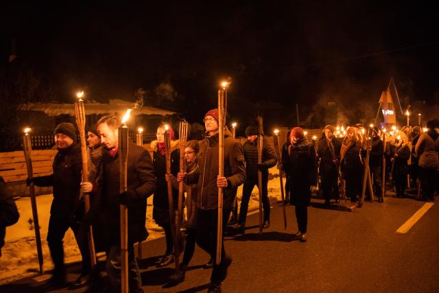 (Foto) Cu Steagul României și cu torțe aprinse – studenții au sărbătorit la Mănăstirea Putna încheierea Anului Centenar (Foto) Cu Steagul României și cu torțe aprinse – studenții au sărbătorit la Mănăstirea Putna încheierea Anului Centenar