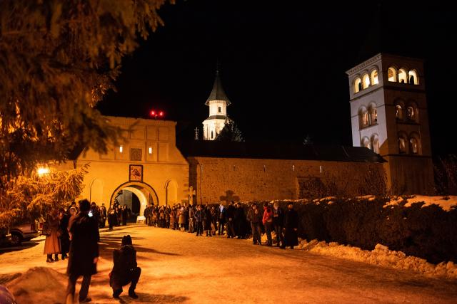 (Foto) Cu Steagul României și cu torțe aprinse – studenții au sărbătorit la Mănăstirea Putna încheierea Anului Centenar 