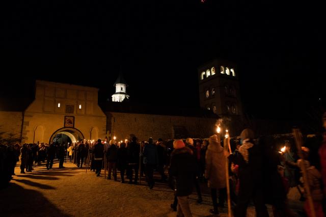 (Foto) Cu Steagul României și cu torțe aprinse – studenții au sărbătorit la Mănăstirea Putna încheierea Anului Centenar 