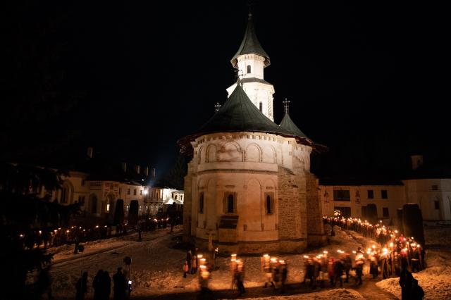 (Foto) Cu Steagul României și cu torțe aprinse – studenții au sărbătorit la Mănăstirea Putna încheierea Anului Centenar 