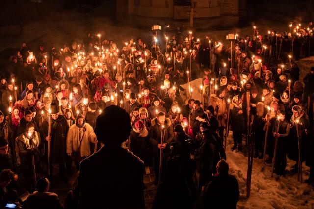 (Foto) Cu Steagul României și cu torțe aprinse – studenții au sărbătorit la Mănăstirea Putna încheierea Anului Centenar 