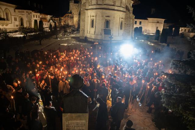 (Foto) Cu Steagul României și cu torțe aprinse – studenții au sărbătorit la Mănăstirea Putna încheierea Anului Centenar 