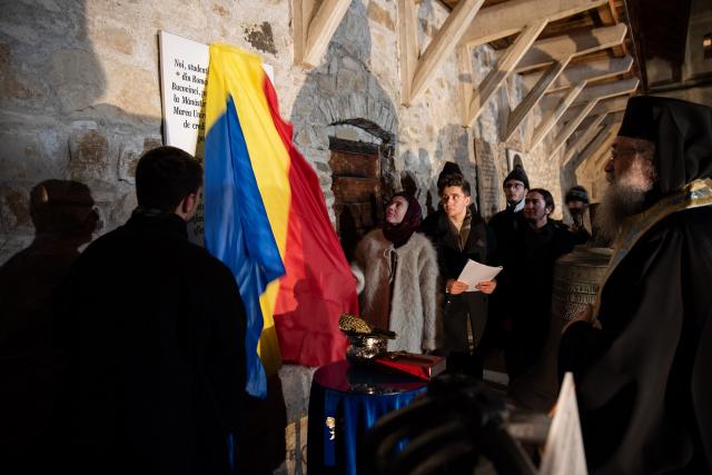 (Foto) Cu Steagul României și cu torțe aprinse – studenții au sărbătorit la Mănăstirea Putna încheierea Anului Centenar (Foto) Cu Steagul României și cu torțe aprinse – studenții au sărbătorit la Mănăstirea Putna încheierea Anului Centenar