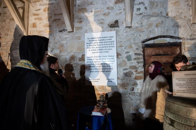(Foto) Cu Steagul României și cu torțe aprinse – studenții au sărbătorit la Mănăstirea Putna încheierea Anului Centenar (Foto) Cu Steagul României și cu torțe aprinse – studenții au sărbătorit la Mănăstirea Putna încheierea Anului Centenar