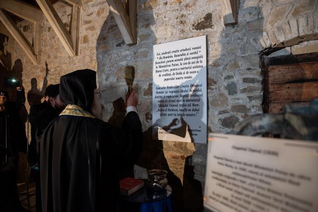 (Foto) Cu Steagul României și cu torțe aprinse – studenții au sărbătorit la Mănăstirea Putna încheierea Anului Centenar (Foto) Cu Steagul României și cu torțe aprinse – studenții au sărbătorit la Mănăstirea Putna încheierea Anului Centenar