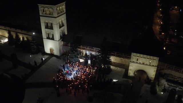 (Foto) Cu Steagul României și cu torțe aprinse – studenții au sărbătorit la Mănăstirea Putna încheierea Anului Centenar 