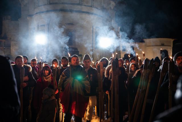 (Foto) Cu Steagul României și cu torțe aprinse – studenții au sărbătorit la Mănăstirea Putna încheierea Anului Centenar 