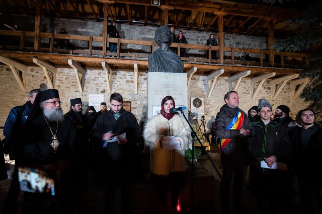 (Foto) Cu Steagul României și cu torțe aprinse – studenții au sărbătorit la Mănăstirea Putna încheierea Anului Centenar 