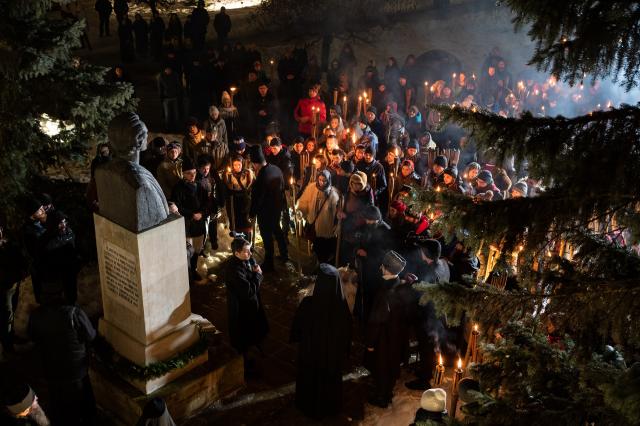 (Foto) Cu Steagul României și cu torțe aprinse – studenții au sărbătorit la Mănăstirea Putna încheierea Anului Centenar (Foto) Cu Steagul României și cu torțe aprinse – studenții au sărbătorit la Mănăstirea Putna încheierea Anului Centenar