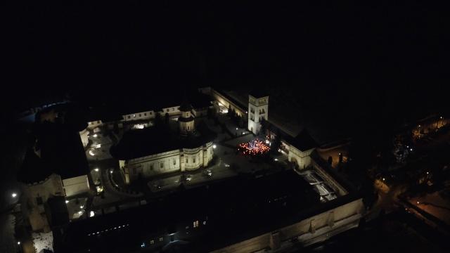 (Foto) Cu Steagul României și cu torțe aprinse – studenții au sărbătorit la Mănăstirea Putna încheierea Anului Centenar (Foto) Cu Steagul României și cu torțe aprinse – studenții au sărbătorit la Mănăstirea Putna încheierea Anului Centenar