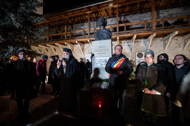 (Foto) Cu Steagul României și cu torțe aprinse – studenții au sărbătorit la Mănăstirea Putna încheierea Anului Centenar 