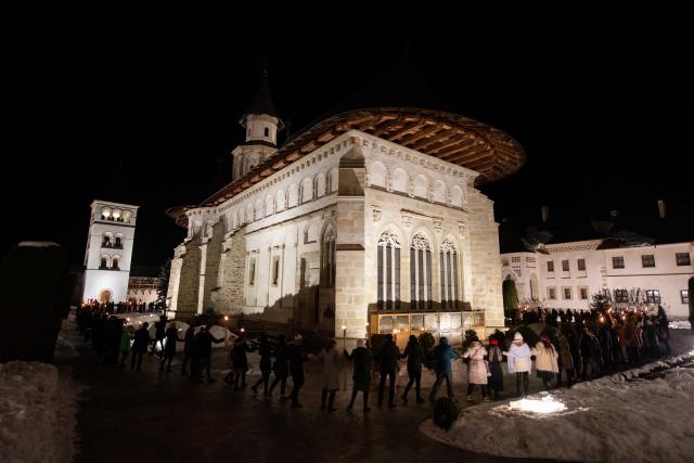 (Foto) Cu Steagul României și cu torțe aprinse – studenții au sărbătorit la Mănăstirea Putna încheierea Anului Centenar 