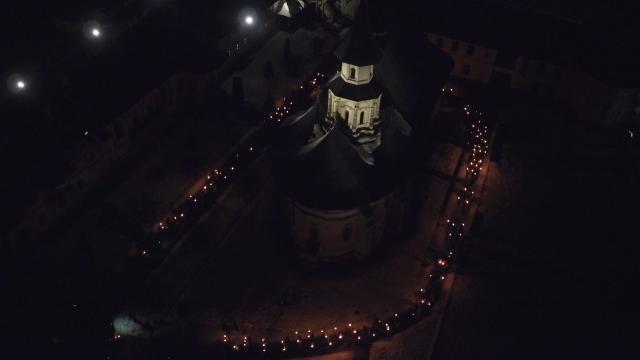 (Foto) Cu Steagul României și cu torțe aprinse – studenții au sărbătorit la Mănăstirea Putna încheierea Anului Centenar 