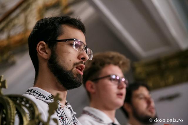 Colindători la Reședința Mitropolitană 2018 – Ansamblul vocal-instrumental „Floralia”