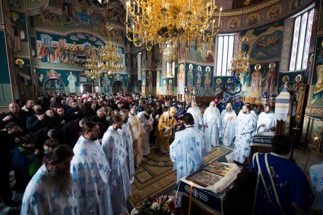 (Foto) Liturghie arhierească, hirotonie și daruri pentru copii, la Mănăstirea Sihăstria Putnei