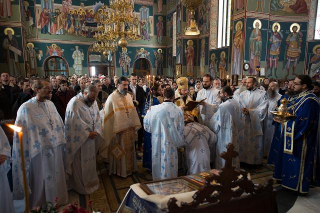 (Foto) Liturghie arhierească, hirotonie și daruri pentru copii, la Mănăstirea Sihăstria Putnei