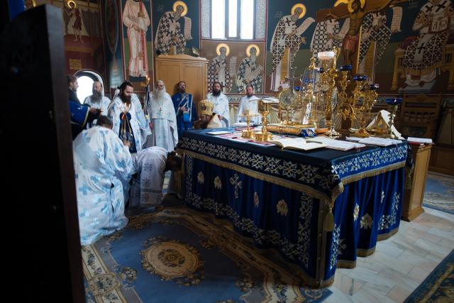 (Foto) Liturghie arhierească, hirotonie și daruri pentru copii, la Mănăstirea Sihăstria Putnei