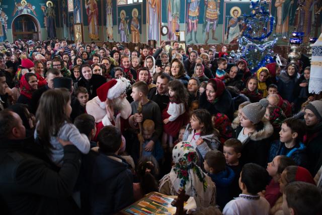 (Foto) Liturghie arhierească, hirotonie și daruri pentru copii, la Mănăstirea Sihăstria Putnei