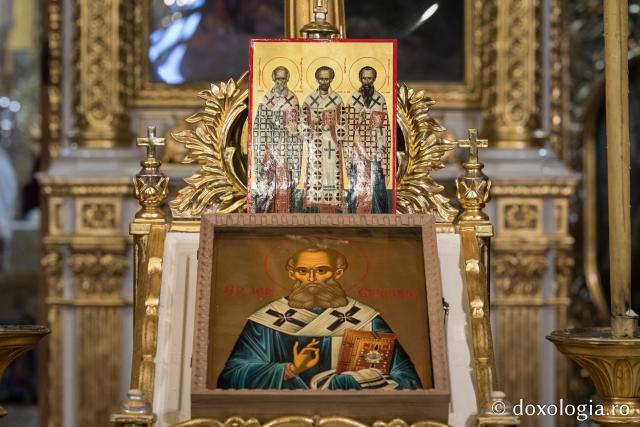 (Foto) Liturghie arhierească în cinstea Sfinților Trei Ierarhi, ocrotitorii învățământului teologic