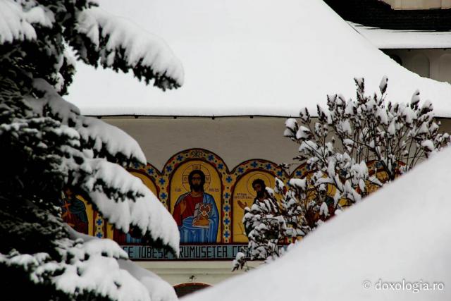 (Foto) Poveste de iarnă – Mănăstirea Sihăstria sub zăpadă