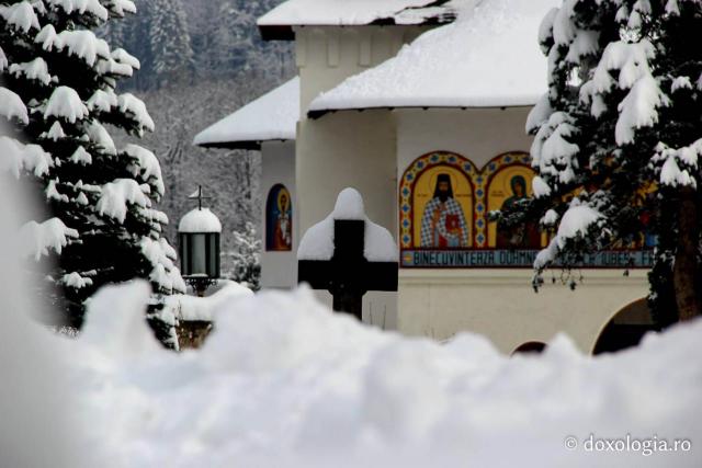 (Foto) Poveste de iarnă – Mănăstirea Sihăstria sub zăpadă