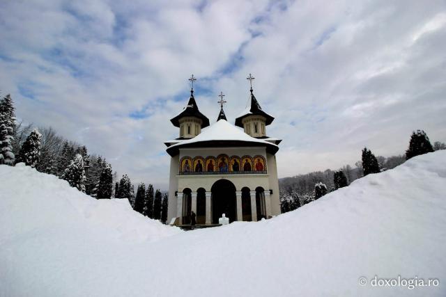 (Foto) Poveste de iarnă – Mănăstirea Sihăstria sub zăpadă