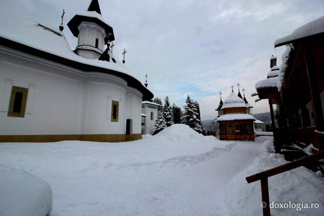 (Foto) Poveste de iarnă – Mănăstirea Sihăstria sub zăpadă