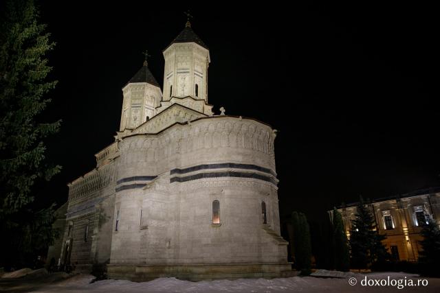 (Foto) Priveghere la hramul Mănăstirii Sfinții Trei Ierarhi din Iași 2019
