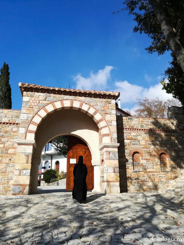 (Foto) Mănăstirea Maicii Domnului Odigitria din Portaria – Grecia