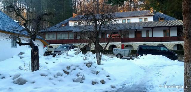 (Foto) Zile de februarie la Mănăstirea Sihăstria