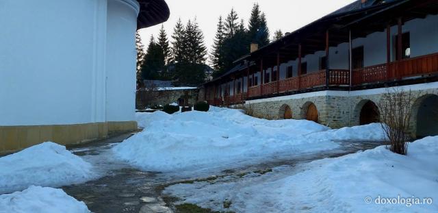 (Foto) Zile de februarie la Mănăstirea Sihăstria