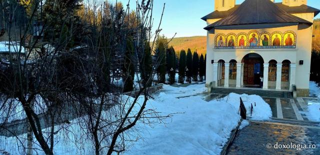 (Foto) Zile de februarie la Mănăstirea Sihăstria