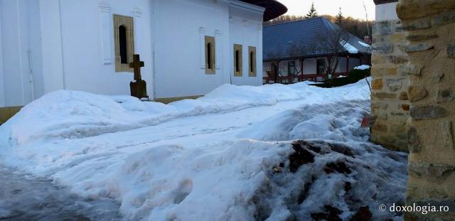 (Foto) Zile de februarie la Mănăstirea Sihăstria