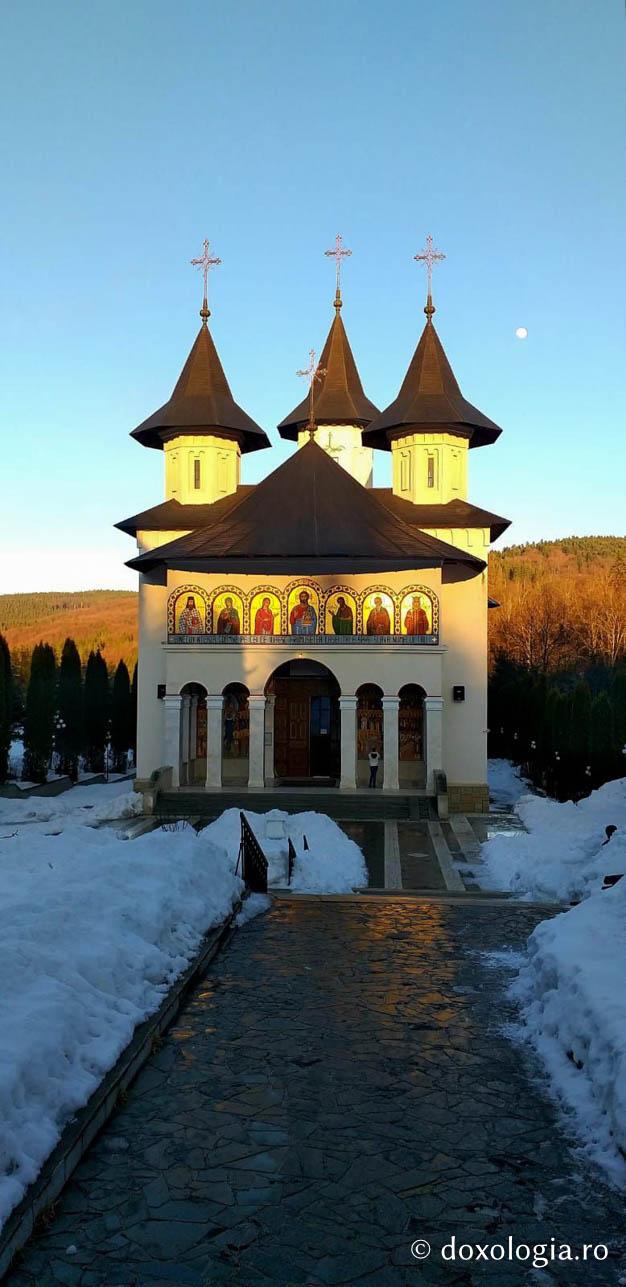 (Foto) Zile de februarie la Mănăstirea Sihăstria
