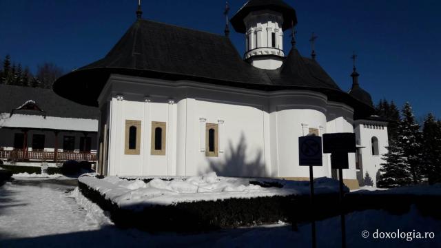 (Foto) Zile de februarie la Mănăstirea Sihăstria