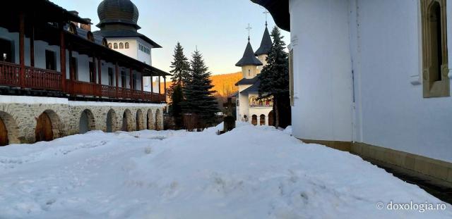 (Foto) Zile de februarie la Mănăstirea Sihăstria