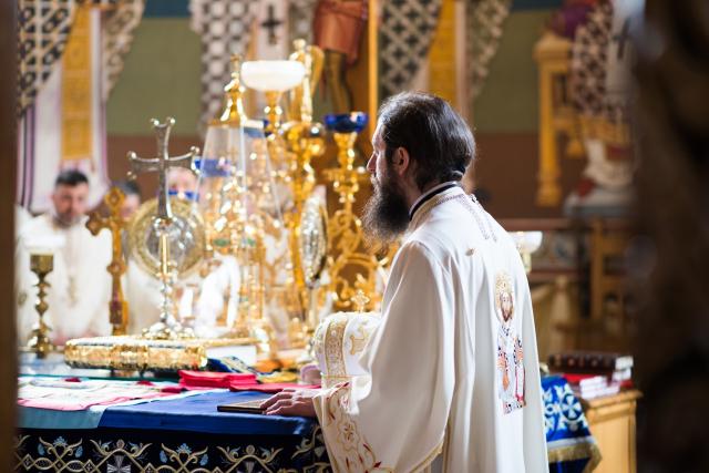 (Foto) Hramul Bunei Vestiri la Sihăstria Putnei. Sfântul Ierarh Nectarie, oaspete de seamă și împreună-rugător 