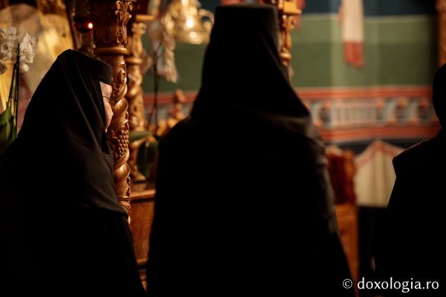 (Foto) Momente de rugăciune tainică la Mănăstirea Paltin