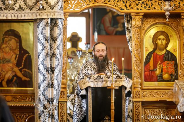 (Foto) Liturghia darurilor mai înainte sfințite la Mănăstirea Paltin