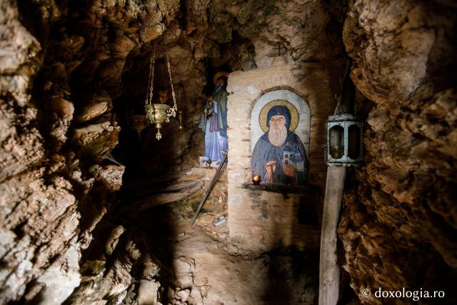 (Foto) Închinare la peştera Sfântului Acachie de la Schitul Kavsokalivia – Athos