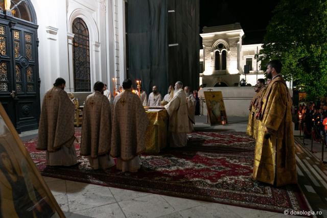 (Foto) Hristos a înviat! – Slujba Învierii la Catedrala Mitropolitană din Iași