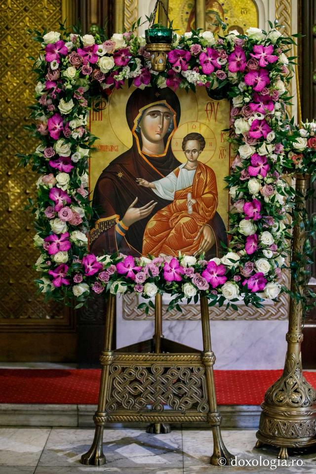 (Foto) Mănăstirea „Sfinţii Trei Ierarhi” din Iaşi în haine de sărbătoare