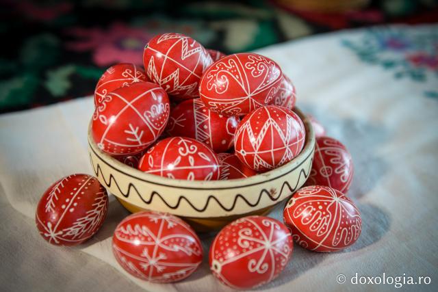 (Foto) Încondeierea ouălor de Paști – păstrarea tradiției în comuna Scânteia