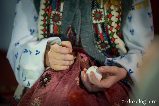 (Foto) Încondeierea ouălor de Paști – păstrarea tradiției în comuna Scânteia