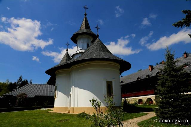 (Foto) Un pridvor al Raiului - Mănăstirea Sihăstria