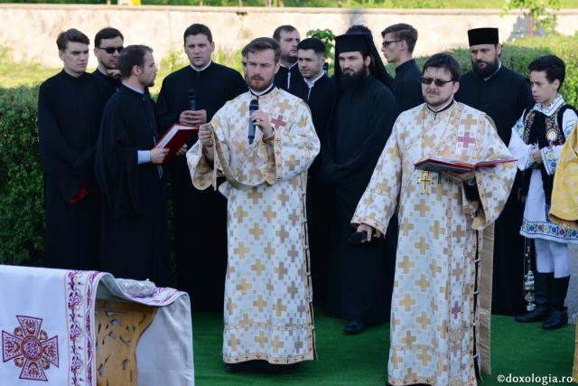(Foto) Mănăstirea Vlădiceni a îmbrăcat veșmântul resfințirii 